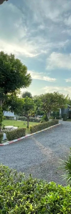 Baan Ruay Suk Resort, Lopburi，位于华富里的酒店