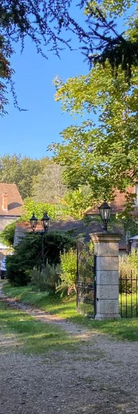 Domaine le Manoir, gîtes de charme et de caractère avec piscines privatisées et spa nordique，位于Fossemagne的酒店