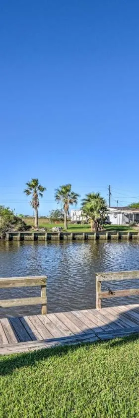 Canalfront Sargent Cabin with Patio 1 Mi to Beach!，位于Sargent的酒店