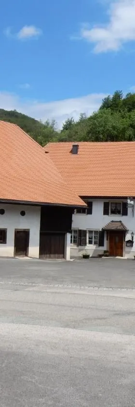 Au Cheval Blanc，位于Asuel的酒店