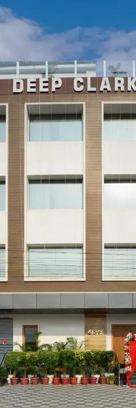 Hotel Deep Clarks Inn Lucknow，位于勒克瑙的酒店