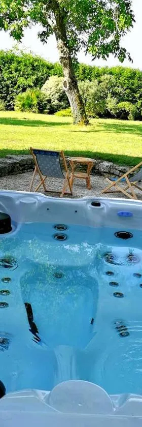 Gîte dans une ambiance végétale avec Spa privatif，位于Jazennes的酒店