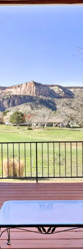 Grand Junction Golf Course Condo with Balconies，位于大章克申的酒店