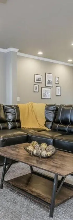 Beautifully Decorated New Home, King Bed, Washer/Dryer & Fully Stocked Kitchen，位于峡谷城的酒店