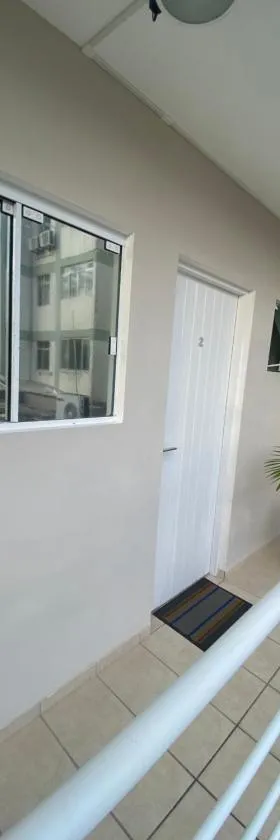 AP FRENTE À PRAÇA BEM LOCALIZADO 02，位于圣若泽的酒店