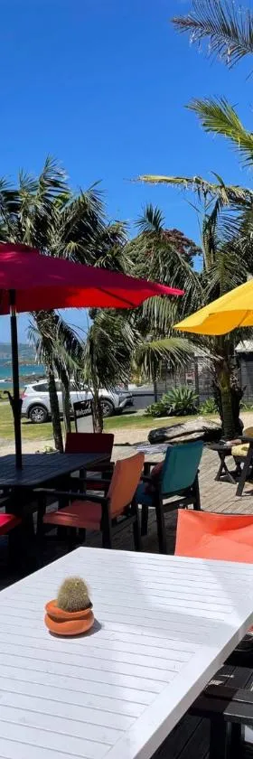 Driftwood Lodge Beachfront, Cable Bay, Northland，位于库珀海滩的酒店