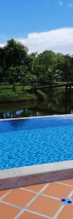Api-api Eco Chalet，位于立咯海滩的酒店