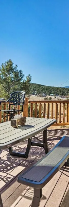 Classic Colorado Log Home with Mountain Views!，位于Florissant的酒店