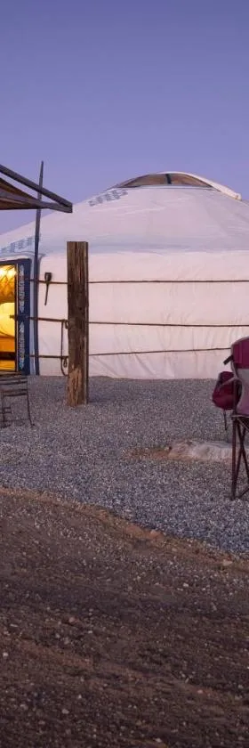 Family Style Star gazing Yurt，位于二十九棕榈村的酒店