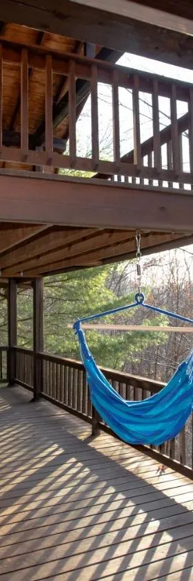 Treetops Cabin easy to Asheville with fast wifi and great view，位于Swiss的酒店