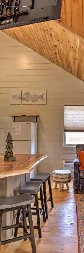 Pet-Friendly Studio with Loft and Mountain Views!，位于芒廷维尤的酒店