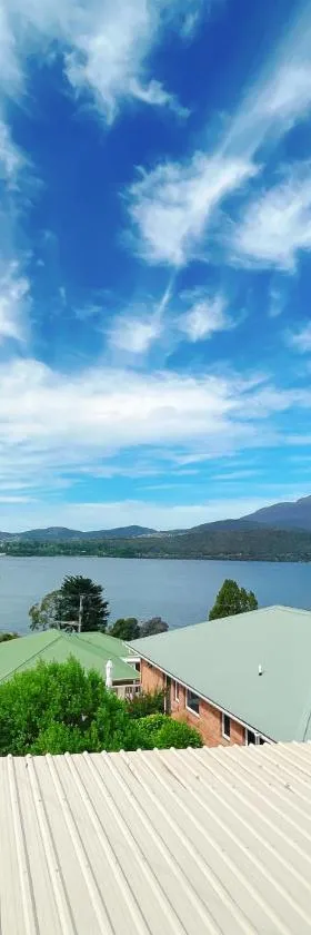 Spectacular Hobart River View Home，位于Lindisfarne的酒店
