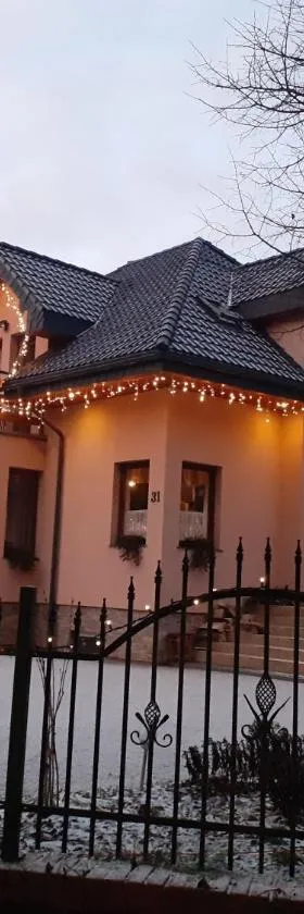 Noclegi Pod Dębem, Pulandia Brzózki，位于Brzózki的酒店