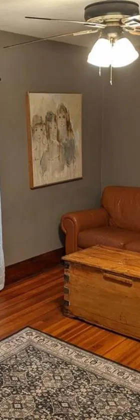 Large Bakery Apartment - Central Downtown Location，位于Fredonia的酒店