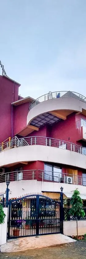Pooja Villa Suites-Rooms and Pool, Igatpuri，位于伊加特普里的酒店