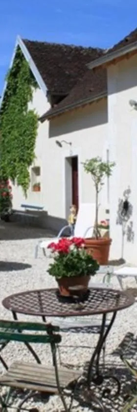 Chambres et table d'hôtes Saint Nicolas, maisonnettes individuelles dans propriété privée，位于Vézinnes的酒店