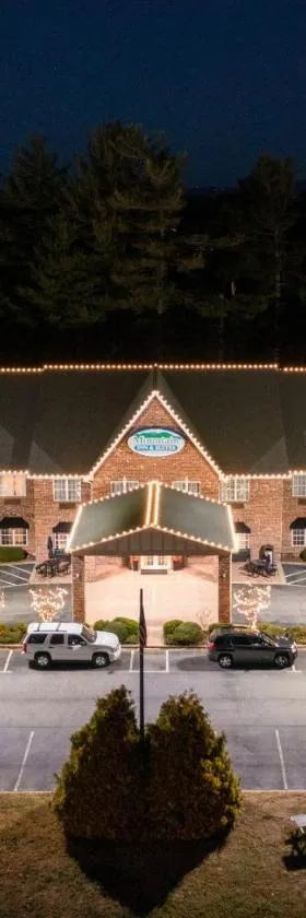 Mountain Inn & Suites Flat Rock，位于弗拉特罗克的酒店