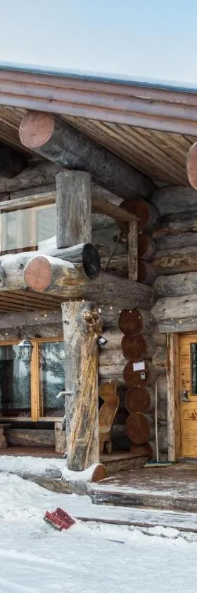 Spectacular Rural Log House with 2 Saunas next to a beautiful lake，位于库萨莫的酒店