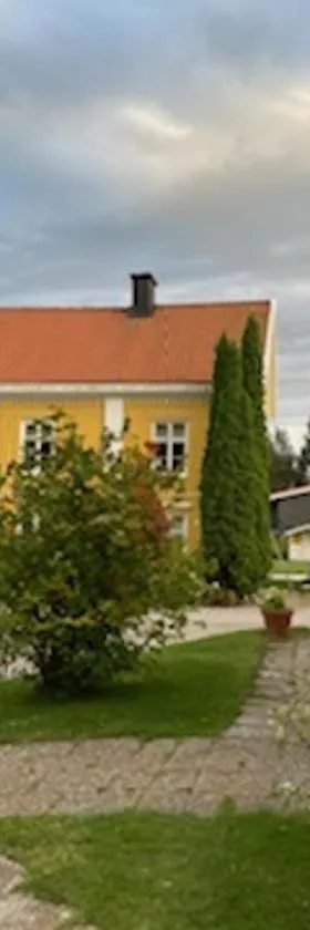 Central vindslägenhet med gratis parkering，位于林德斯贝里的酒店