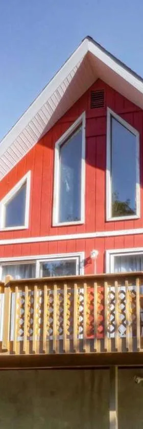 Beautiful Chalet with Hot Tub & Sauna in Poconos，位于Long Pond的酒店