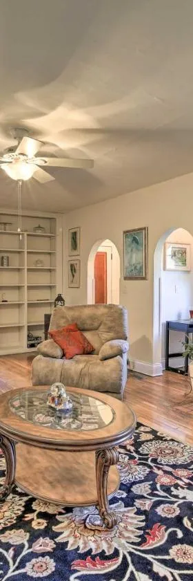 Homeplace with Yard - 10 Mi to Jenny Wiley!，位于Paintsville的酒店
