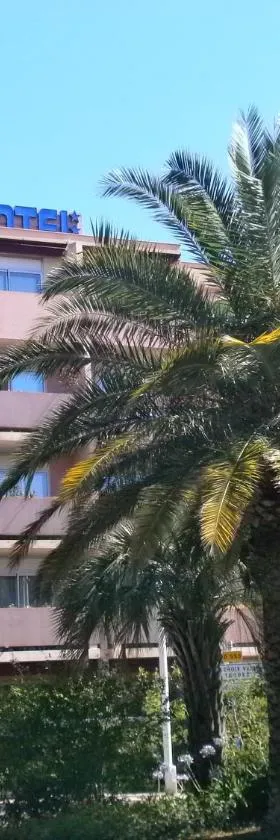 Hôtel Maya，位于滨海卡瓦莱尔的酒店