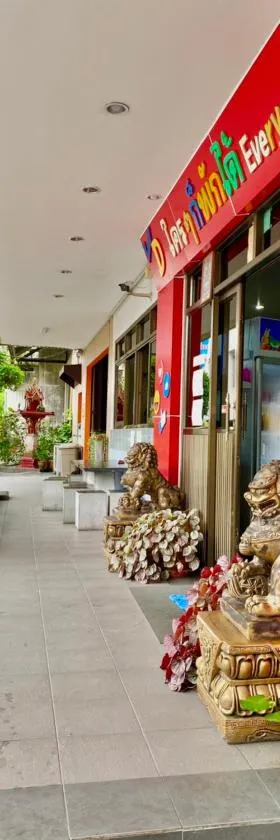 车站酒店，位于董里的酒店