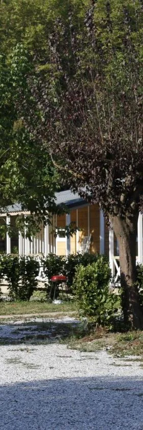 Camping Le Jardin - chalets, bungalows et emplacements nus pour des vacances nature le long de la rivière le Gijou，位于Lacaze的酒店
