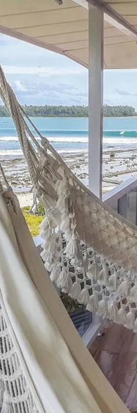 Nias Surf Villa. Beach front. Wave view!，位于Lagudri的酒店