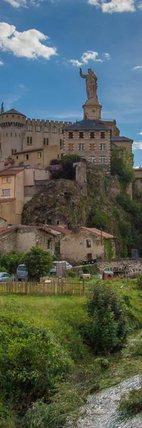 Garage double, 2 chambres, balnéo, 2 SDB, 3WC, à 5 minutes du Puy，位于Espaly-Saint-Marcel的酒店