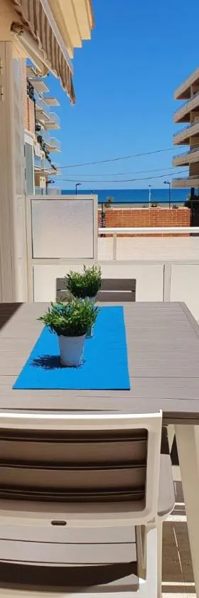 APARTAMENTO CON GRAN TERRAZA, PISCINA Y CON VISTAS AL MAR, A SOLO 50 m DE LA PLAYA，位于代穆斯的酒店