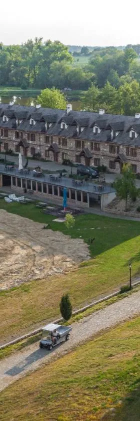 Miłocin Park Centrum Wypoczynkowo-Konferencyjne，位于Pierwoszów的酒店