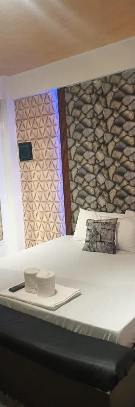 DJCI Apartelle Walk to Robinson & NE Pacific Mall 3 Min to SM Cabanatuan，位于甲万那端的酒店