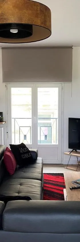 Appartement rénové Le New-York en centre ville - Terrasse et parking - non climatisé，位于La Roche-Chalais的酒店