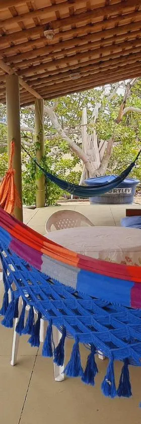 CHALE PERTO DA PRAIA COM DUAS SUITES E VARANDAO，位于Pacatuba的酒店