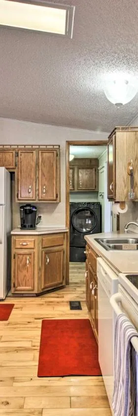 Cozy Crosby Cabin Near Serpent Lake and Main St，位于Crosby的酒店
