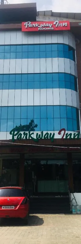 Hotel ParkwayInn，位于Kelambākkam的酒店