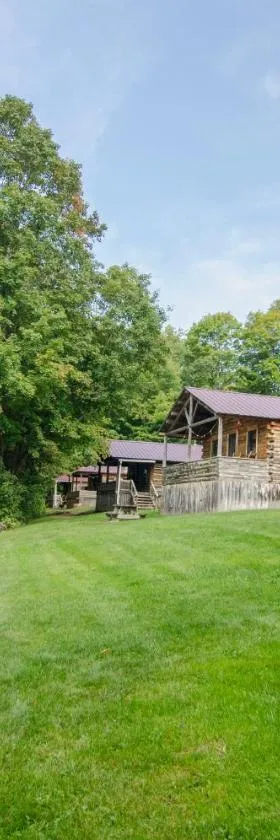 Mountain Lake Cottages，位于Westmore的酒店
