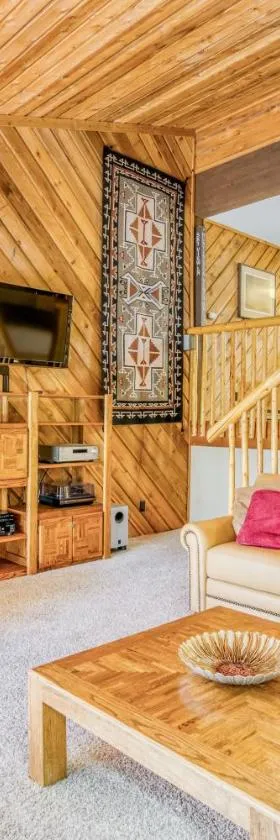 Huntington Lake Condo #98，位于Lakeshore的酒店