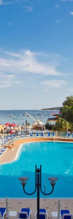 MASLINICA Mimosa Lido Palace Hotel，位于拉巴克的酒店