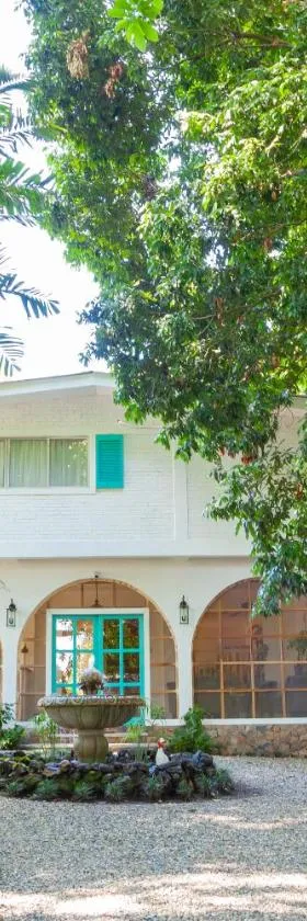 Angeli Gardens Boutique Hotel，位于圣佩德罗苏拉的酒店