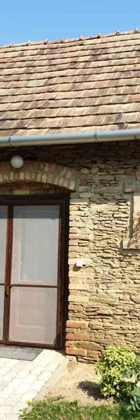 Kis Ház Apartman，位于佐洛恰尼的酒店