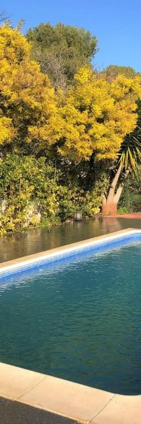 Casa Bella Vista en montaña con vistas al mar y piscina privada，位于库尼特的酒店