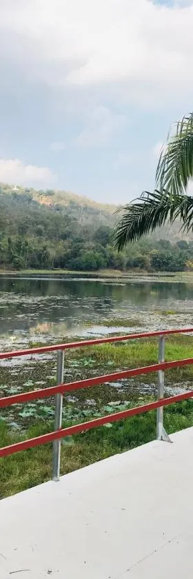 บ้านภูเคียงน้ำรีสอร์ท ที่พักใกล้วัดเรืองแสง，位于Sirindhorn的酒店