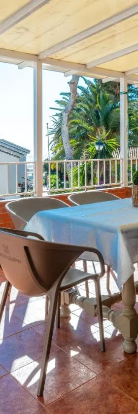 Casa Pepe junto al mar，位于贝纳哈拉菲的酒店