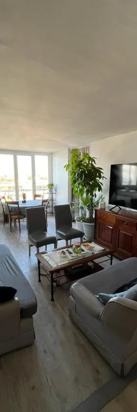 Grand appartement proche de Paris，位于希利马扎兰的酒店