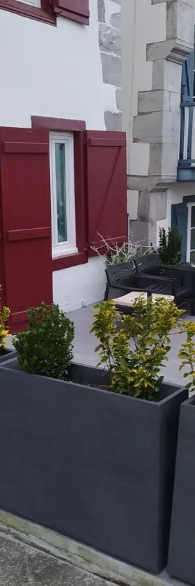 appartement rez de chaussée 2 chambres avec terrasse，位于康博莱班的酒店