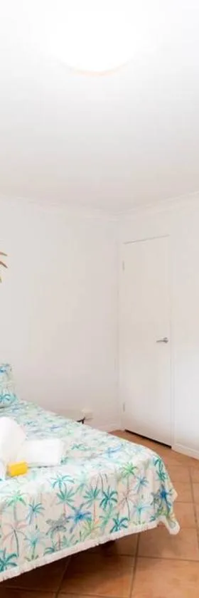 GORGEOUS STUDIO + 100M TO BEACH + POOL，位于波因特卢考特的酒店