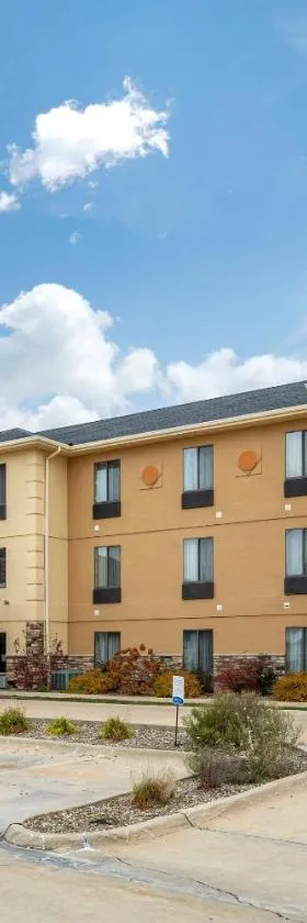 Comfort Inn & Suites Cedar Rapids North - Collins Road，位于锡达拉皮兹的酒店