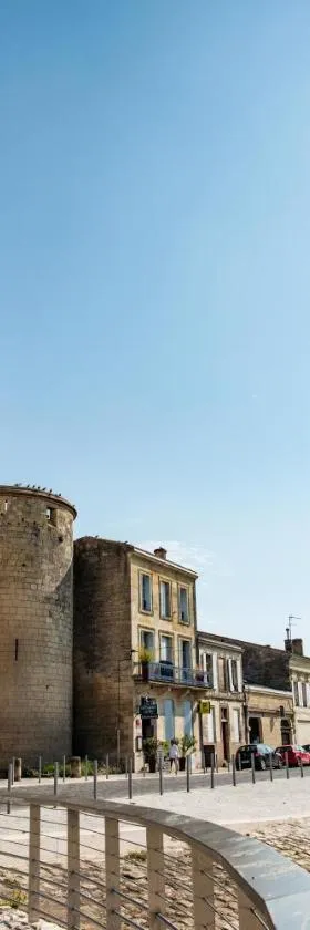 Logis Hôtel de la Tour Libourne，位于利布尔讷的酒店